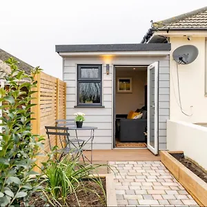 The Hideaway By The Sea - Free Parking Apartment